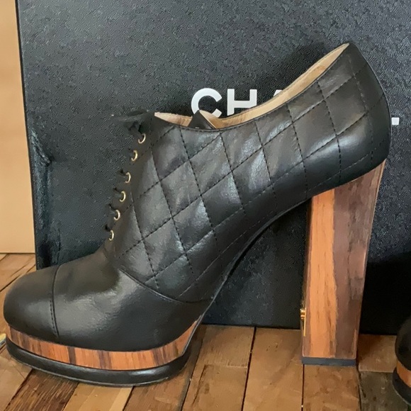 Chanel black quilted leather lace up Lacets w/ wooden block heels, size 39 - Picture 6 of 16